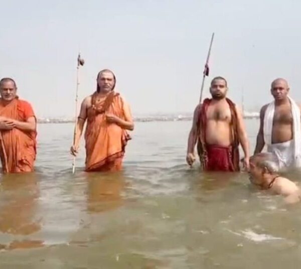 महाकुंभ में अमृत स्नान का अद्भुत नजाराः 3 मठों के शंकराचार्य ने एक साथ किया गंगा स्नान, जानिए डुबकी लगाते वक्त क्या कहा?