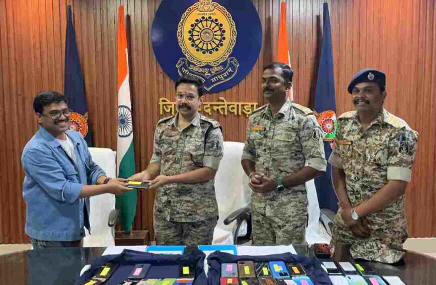 बस्तर पुलिस का ‘इया आपलो सामान निया’ कार्यक्रम : नए साल में लोगों को लौटाए गुम हुए मोबाइल, एसपी ने कहा – घर बैठे कर सकते हैं साइबर अपराध की शिकायत