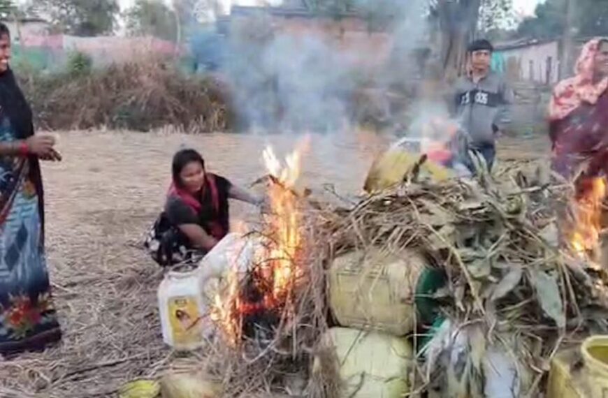 अवैध कच्ची महुआ शराब पर फूटा महिलाओं का गुस्सा, अवैध भट्ठी पर धावा बोल सामग्रियों को लगाई आग…