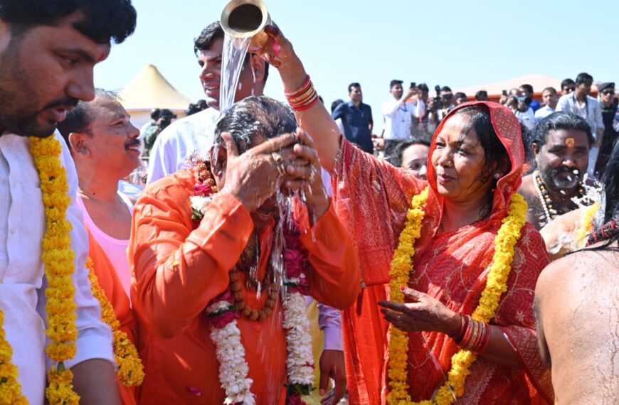 छत्तीसगढ़वासियों की खुशहाली की कामना लिए मुख्यमंत्री विष्णु देव साय ने सपत्नीक लगाई त्रिवेणी संगम में डुबकी…