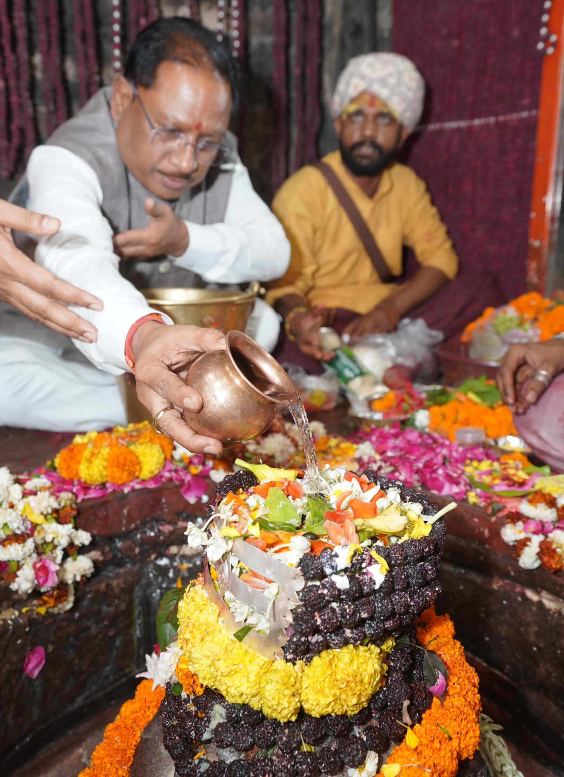 मुख्यमंत्री विष्णुदेव साय ने भगवान श्री राजीव लोचन की पूजा-अर्चना कर प्रदेशवासियों की सुख-समृद्धि की कामना की