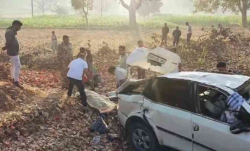 महाकुंभ जा रहे श्रद्धालुओं की कार पुलिया से टकराई, दो लोगों की मौत, तीन की हालत गंभीर