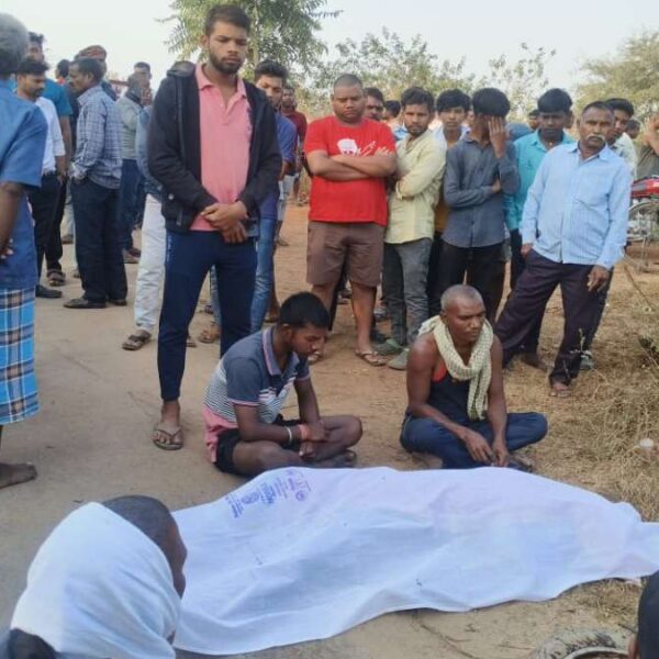 दर्दनाक सड़क हादसा: तेज रफ्तार पिकअप ने बाइक सवार को मारी टक्कर, मौके पर हुई मौत…