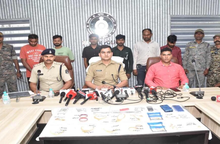 सूने घरों में चोरी का खुलासा : पुलिस के हत्थे चढ़े 7 शातिर चोर, 20 लाख का जेवर बरामद