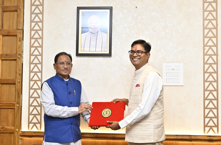 वित्त मंत्री ओपी चौधरी ने बजट पर किया हस्ताक्षर, कुछ ही देर में पेश होगा साय सरकार का बजट, देखें तस्वीरें