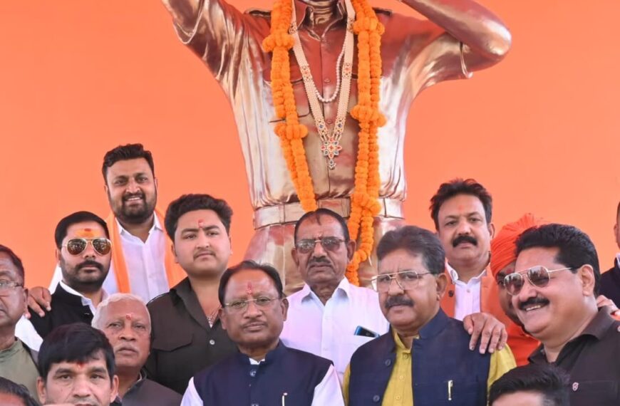 मुख्यमंत्री श्री साय ने कुनकुरी में स्व. कुमार दिलीप सिंह जूदेव की प्रतिमा पर माल्यार्पण कर किया नमन