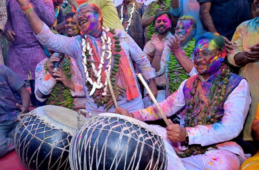 रायपुर प्रेस क्लब में होली मिलन : सीएम साय, डिप्टी सीएम साव और विधायक अनुज ने बजाया नगाड़ा, फाग गीतों पर जमकर झूमे जनप्रतिनिधि-पत्रकार