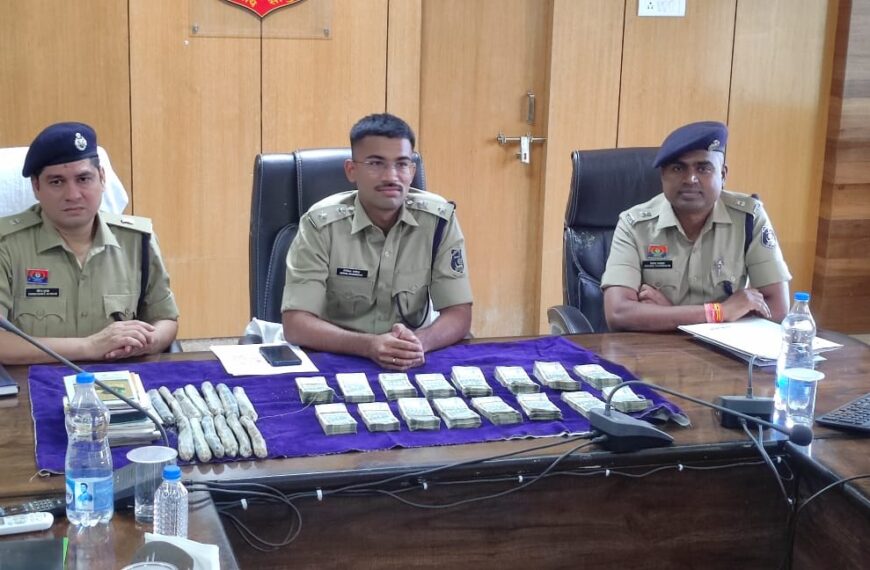 पुलिस ने खोज निकाला नक्सलियों का गड़ा धन, 8 लाख नगद और हथियारों का जखीरा जब्त