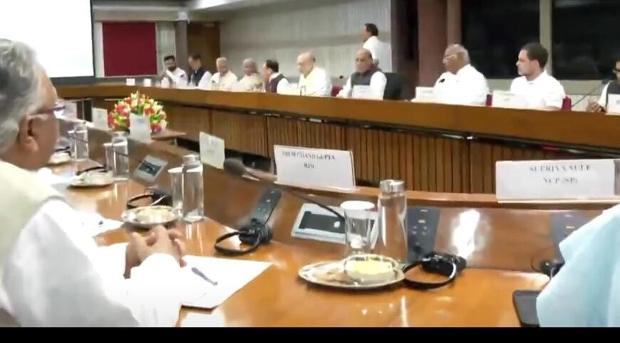 ‘हम सभी तन और मन से पीएम मोदी के साथ,’ ‘ऑपरेशन सिंदूर’ की सफलता के बाद हुई सर्वदलीय बैठक में बोले सभी दल के नेता