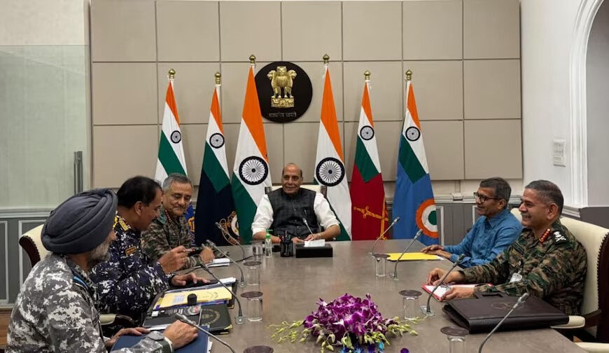 रक्षा मंत्री की सीडीएस और तीनों सेना प्रमुख के साथ हाई लेवल बैठक, 2 घंटे की मीटिंग में पाकिस्तान को घुटनों पर लाने की बनी रणनीति