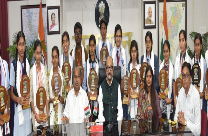 राजभवन में मेघावी विद्यार्थियों का हुआ सम्मान, राज्यपाल रमेन डेका बोले- मनचाहे क्षेत्र में लगन और परिश्रम से बढ़ें आगे