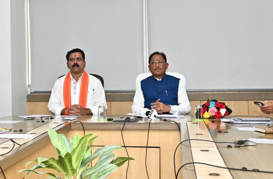 मुख्यमंत्री विष्णु देव साय ने आत्मसमर्पित नक्सलियों और नक्सल हिंसा से पीड़ितों को जारी की प्रधानमंत्री आवास योजना की पहली किस्त