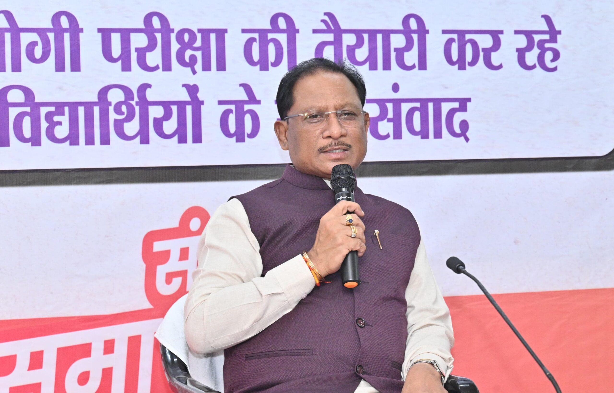 मुख्यमंत्री विष्णुदेव साय ने आकांक्षा विद्यालय में नीट जेईई कोचिंग के विद्यार्थियों से किया संवाद
