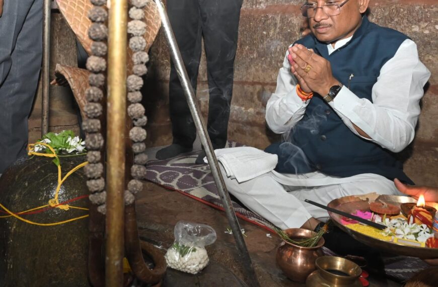 मुख्यमंत्री ने तेरहवीं शताब्दी के प्राचीन शिव व हनुमान मंदिर के किए दर्शन