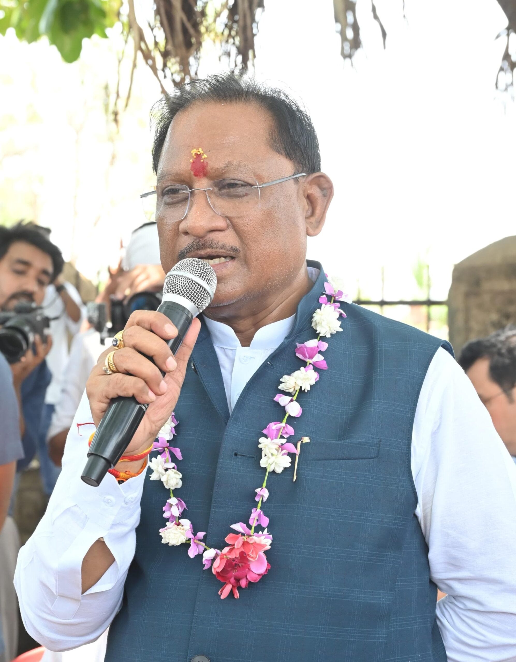 सुशासन तिहार 2025 : बेमेतरा जिले के सहसपुर में उतरा सीएम साय का हेलीकॉप्टर, बरगद पेड़ के नीचे लगाई चौपाल, दी ये सौगातें 