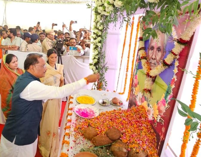 मुख्यमंत्री श्री साय ने स्व. मोहन कुंभकार को दी श्रद्धांजलि