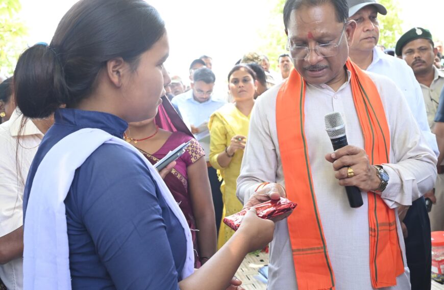 बैगा समुदाय की बिटिया ने किया टॉप, मुख्यमंत्री से की मुलाकात, अच्छे अंक लाने पर किया सम्मानित