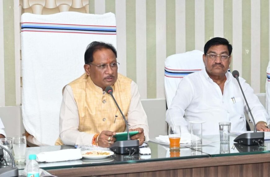 मुख्यमंत्री ने सूरजपुर, कोरिया और मनेन्द्रगढ़-चिरमिरी-भरतपुर जिलों के अधिकारियों की ली बैठक