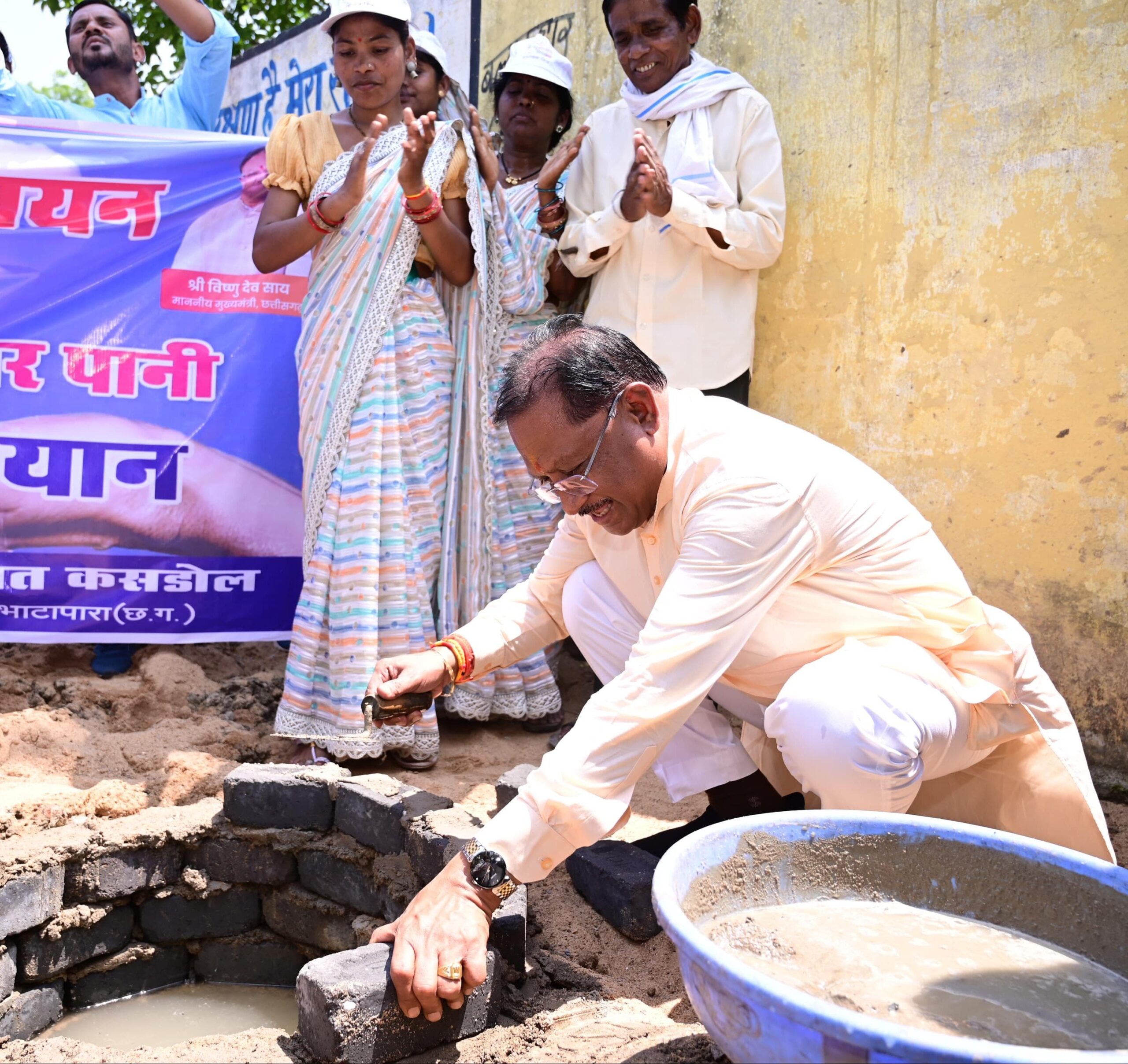 मुख्यमंत्री श्री साय ने राजमिस्त्री बनकर सोखता गड्ढे के लिए की ईंट जोड़ाई: पानी बचाने के लिए जल संचयन वाहिनी के कार्यों की सराहना