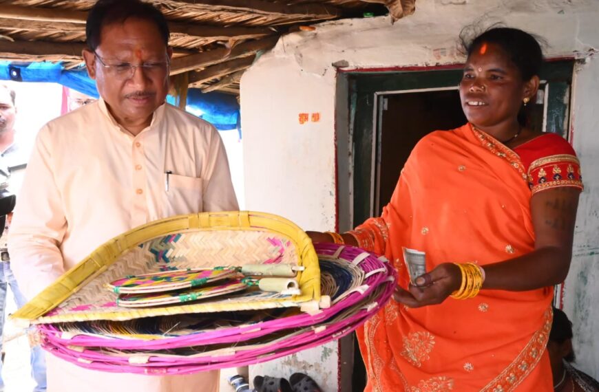 मुख्यमंत्री विष्णु देव साय ने कमार बस्ती में बांस शिल्प को सराहा: परिवार में शादी के लिए स्वयं खरीदे पर्रा, धुकना और सुपा