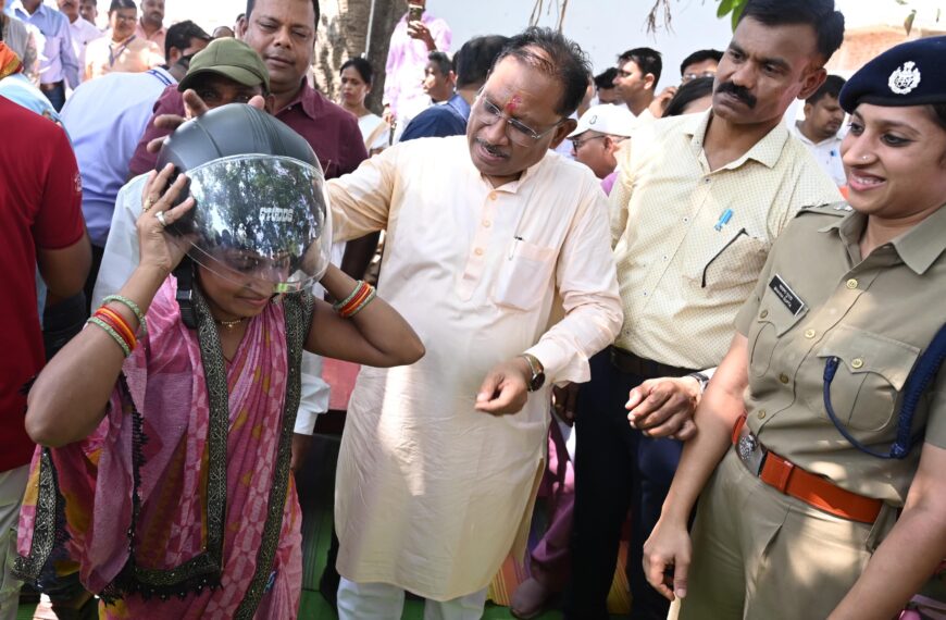 मुख्यमंत्री विष्णु देव साय ने चौपाल में अपने हाथों से दो युवाओं को पहनाया हेलमेट