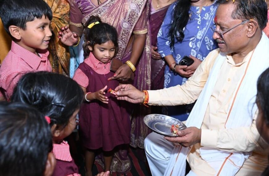 मुख्यमंत्री श्री साय ने आंगनबाड़ी में बच्चों से किया आत्मीय संवाद, टॉफियां बांटी और पूछा हालचाल