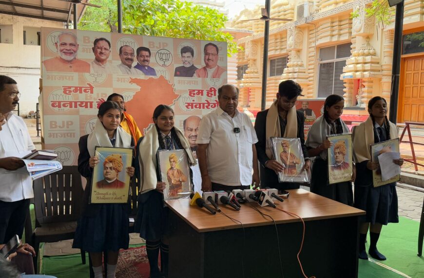मेधावी छात्र-छात्राओं ने रायपुर उत्तर का बढ़ाया मान – पुरन्दर मिश्रा
