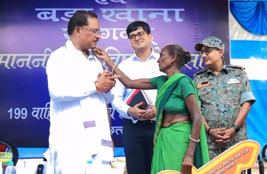 मुख्यमंत्री को माँ ने दिया अपना आशीर्वाद—स्नेह से छुआ गाल, हृदय से कहा धन्यवाद