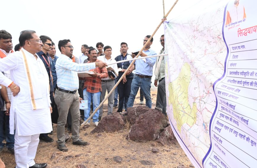 मुख्यमंत्री ने 220 करोड़ रूपए की लागत से बन रही सिद्धबाबा सिंचाई जलाशय परियोजना का किया निरीक्षण
