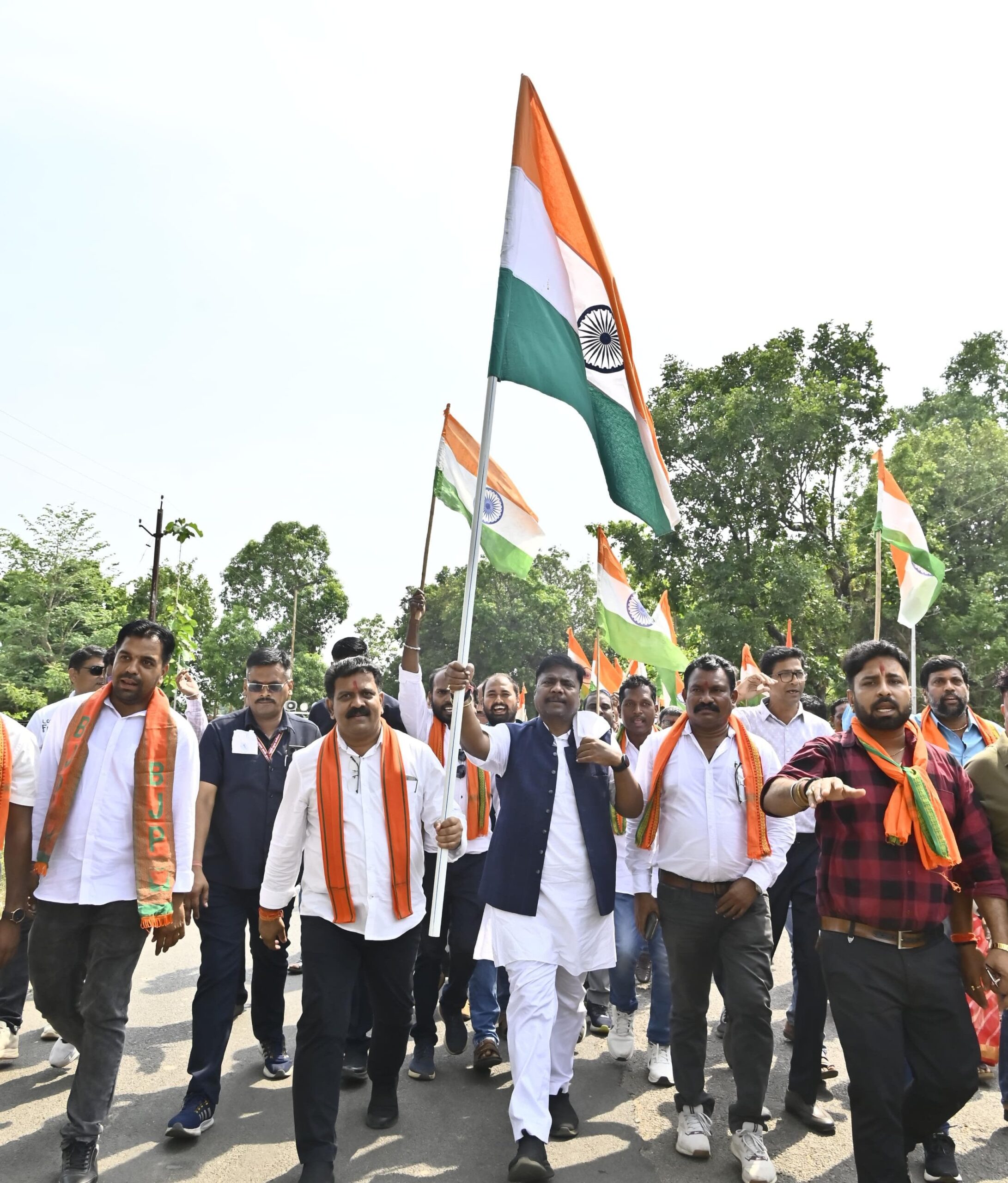 सुकमा के चिंगावरम में ऑपरेशन सिंदूर की सफलता के सम्मान में भव्य तिरंगा यात्रा: रैली में शामिल हुए गृहमंत्री विजय शर्मा और प्रभारी मंत्री केदार कश्यप