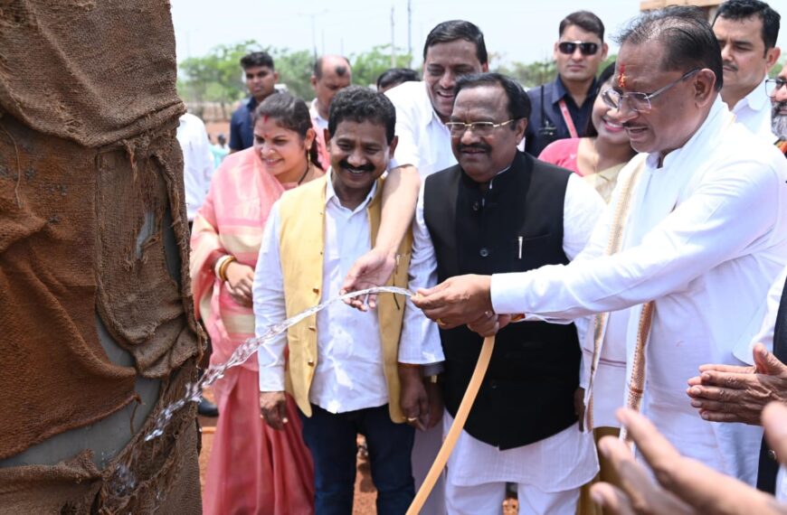 मुख्यमंत्री श्री साय आज अचानक पहुंचे अछोटी, निर्माणाधीन महतारी सदन का लिया जायजा, पानी से की तराई