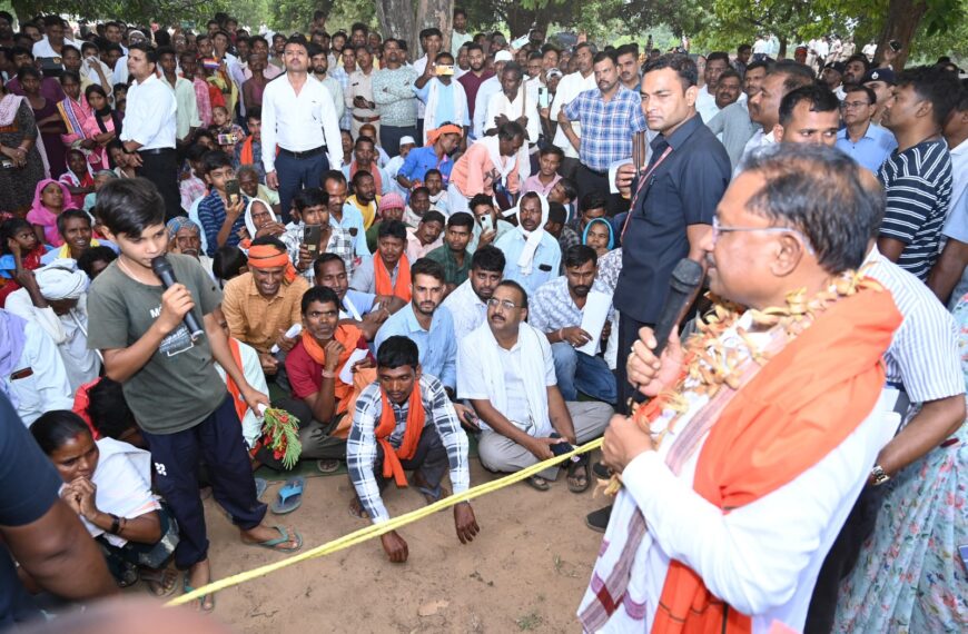 मुख्यमंत्री विष्णु देव साय का हरगवां गांव में औचक दौरा, ग्रामीणों से किया सीधा संवाद