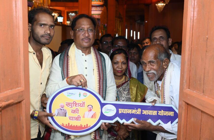 मुख्यमंत्री ने दोकड़ा में पीएम आवास योजना के हितग्राही संतु चक्रेस को चाबी देकर गृह प्रवेश कराया
