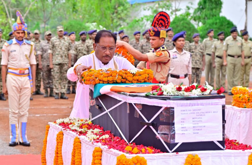 मुख्यमंत्री ने नक्सल मुठभेड़ में शहीद जवान मेहुल भाई को दी श्रद्धांजलि