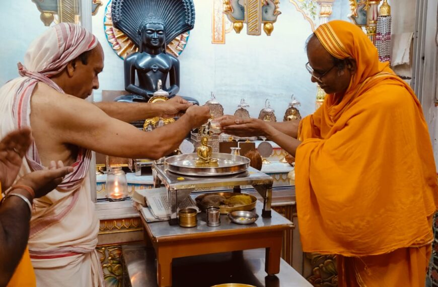 श्री दिगंबर जैन बड़ा मंदिर (लघु तीर्थ) में 16 वे तीर्थंकर शांतिनाथ भगवान के जन्म,तप एवं मोक्ष कल्याणक महोत्सव दिवस के अवसर पर चढ़ाया गया निर्वाण लड्डू