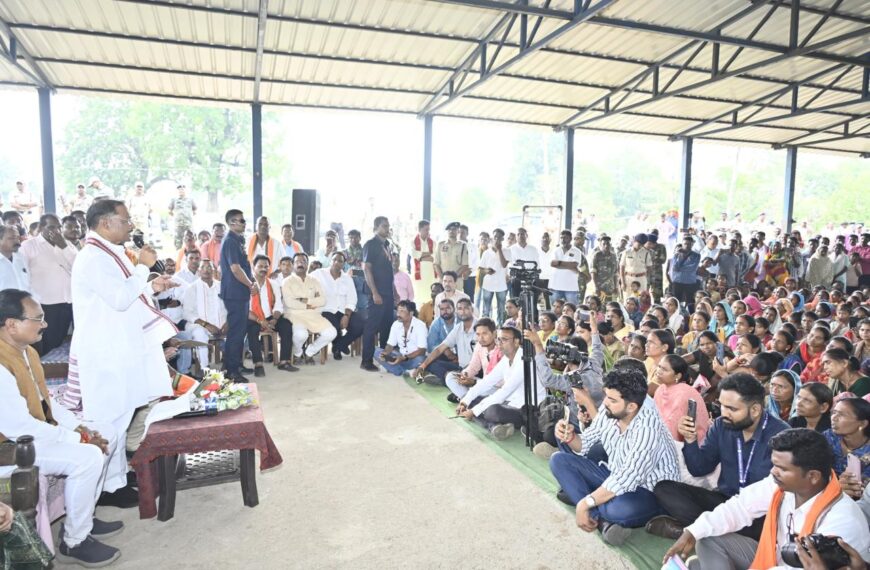 कांकेर जिले के मांदरी गांव में उतरा मुख्यमंत्री का उड़नखटोला, ग्रामीणों से आत्मीयता के साथ किया संवाद, हितग्राहियों से की चर्चा