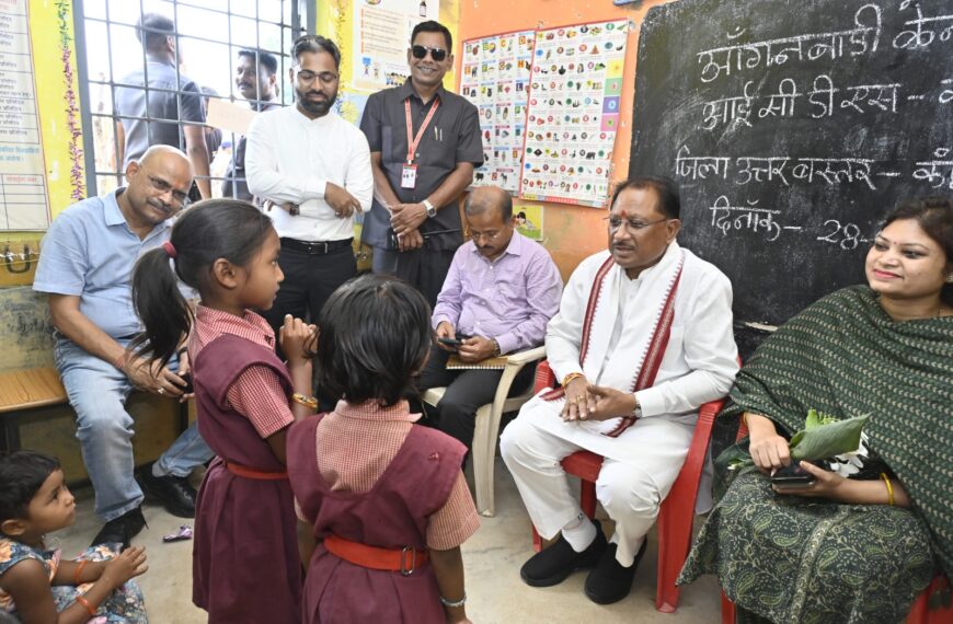 सुशासन तिहार के दौरे पर मुख्यमंत्री अचानक पहुंचे मांदरी गांव के आँगनबाड़ी केंद्र, बच्चों से आत्मीयता से मिले, व्यवस्थाओं का लिया जायजा