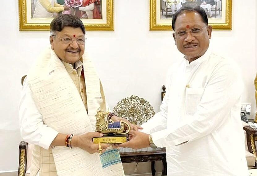 मुख्यमंत्री विष्णुदेव साय से मध्यप्रदेश के कैबिनेट मंत्री कैलाश विजयवर्गीय ने की सौजन्य मुलाकात