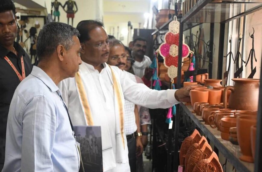मुख्यमंत्री श्री साय का शिल्प नगरी कोंडागांव के शबरी एंपोरियम पहुंचे, बेलमेटल कलाकृतियों की सराहना की