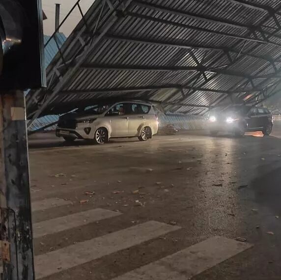 नमस्ते चौक का शेड गिरा, राजधानी में भयंकर आंधी-तूफान