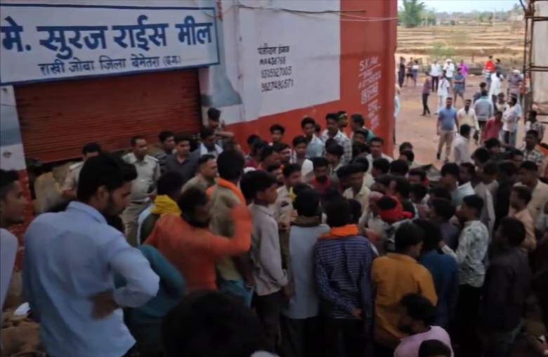 तेज आंधी-तूफान में अचानक भरभराकर गिरी राईस मिल की छत, नीचे काम कर रहे दो मजदूरों की दबकर हुई मौत, मौके पर मचा हड़कंप