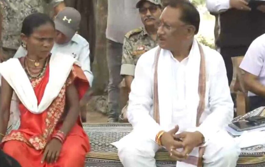 नक्सल प्रभावित मुलेर गांव पहुंचे CM साय: इमली पेड़ के नीचे चौपाल लगाकर सुनीं ग्रामीणों की समस्याएं, अफसरों को तुरंत कार्रवाई के दिए निर्देश