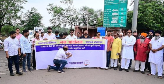 कुम्हारी टोल प्लाजा में अवैध वसूली के खिलाफ कांग्रेस का हल्ला बोल: पूर्व विधायक विकास उपाध्याय ने चलाया हस्ताक्षर अभियान, स्कैनिंग कैमरे पर पोता काला पेंट, बोले- “बंद कराकर रहेंगे टोल प्लाजा”