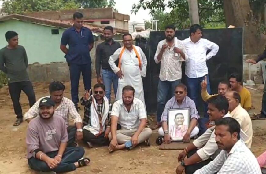 छत्तीसगढ़ के पहले CM अजीत जोगी की प्रतिमा हटाने को लेकर गरमाया माहौल, धरने पर बैठे अमित जोगी