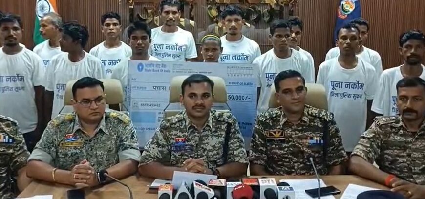 नक्सल मोर्चे पर मिली बड़ी कामयाबी: 4 हार्डकोर सहित 18 नक्सलियों ने किया आत्मसमर्पण, 39 लाख का था इनाम