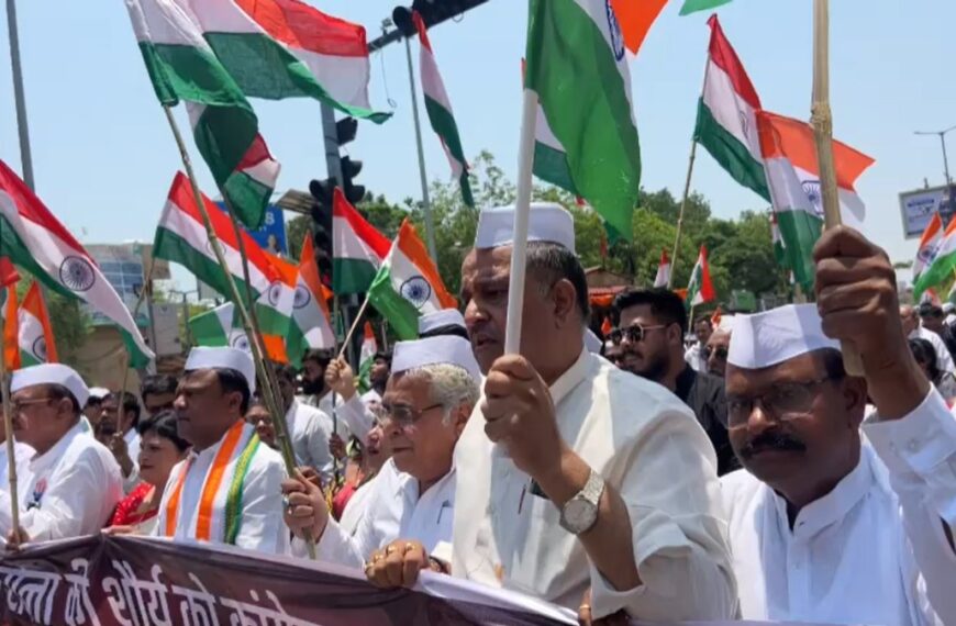 कांग्रेस की तिरंगा यात्रा : राजधानी रायपुर की सड़कों पर “भारतीय सेना जिंदाबाद” के लगे नारे, पीसीसी चीफ दीपक बैज के नेतृत्व में निकाली गई रैली