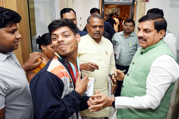 मुख्यमंत्री डॉ. मोहन यादव से मिले दिव्यांग खिलाड़ी रोहित सिंह