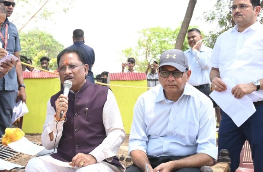 सुशासन तिहार 2025: सक्ती जिले के बंदोरा गांव में उतरा सीएम साय का हेलीकॉप्टर, पीपल के पेड़ के नीचे लगी मुख्यमंत्री की चौपाल …