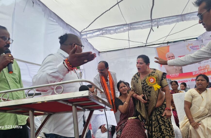 दो दलों के जनप्रतिनिधियों में छिड़ी जुबानी जंग, अफसरों ने दखल देकर कराया मामला शांत