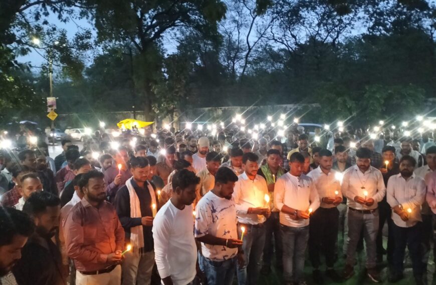 कार्य के दौरान संविदा बिजली कर्मचारी की मौत: विभागीय साथियों ने कैंडल मार्च कर दी श्रद्धांजलि, 50 लाख रुपए की मुआवजा राशि और अनुकम्पा नियुक्ति की मांग…